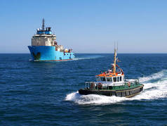 港口领航船正在护送离岸船只前往港口.