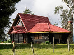 美丽的木制乡村别墅在哥伦比亚山区靠近波哥大