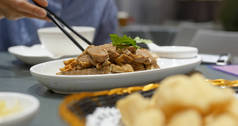 餐馆里的中国菜、酱鹅肉和豆腐