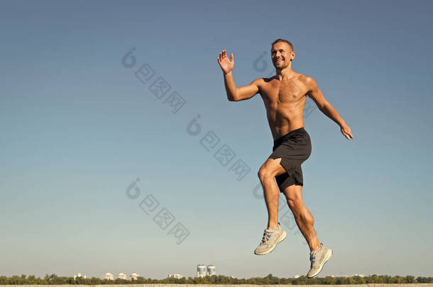 我最喜欢的放松方式是跑步。运动的成功。肌肉发达的人在空中跳跃。有肌肉能量的人。运动和健身。人生成功的基础是身体健康, 复制空间