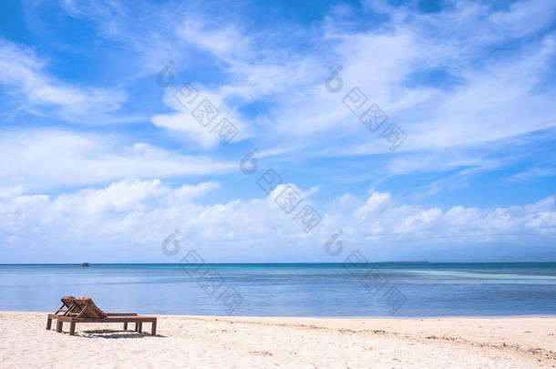 在海洋附近美丽美丽的沙滩上的椅子与蓝天。夏季休闲休闲休闲度假的概念为旅游理念。空复制空间, 热带景观的灵感