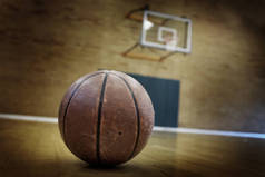 篮球在球场竞争和体育