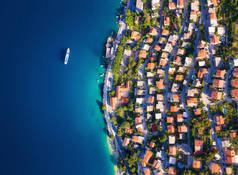 克罗地亚杜德罗夫尼克小镇的鸟瞰图。度假和冒险。城镇和大海。从无人机在房子和蔚蓝的大海的顶视图。旅行 - 图像