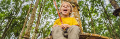 在绳索公园里的小男孩。在公园的新鲜空气中积极进行身体娱乐。儿童培训 横幅,长格式