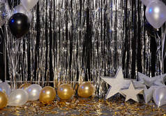 银色的节日背景与气球，星星和五彩纸屑