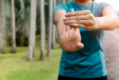 运动妇女运动前臂运动。户外运动和锻炼活动概念