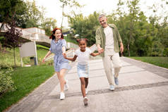 黑皮肤的领养女孩与母亲和父亲一起散步