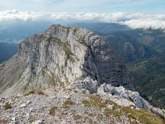 秋季徒步旅行和登山在奥地利的勃兰登堡阿尔彭