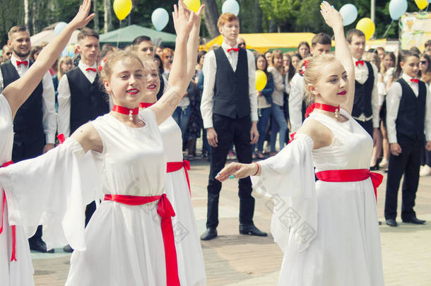 乌克兰文尼萨 - 2018年5月22日：女孩和男孩在广场的露天跳舞