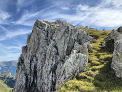 格拉鲁斯阿尔卑斯山山脉的石头和岩石，在格拉纳兰旅游区，内塔尔 - 施维茨州，瑞士