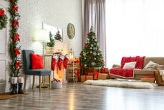 有圣诞树和装饰性壁炉的时髦室内装饰