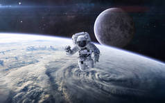 宇航员在外层空间以地球和月球为背景。 太阳系。 科幻小说