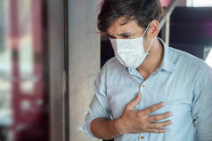 戴空气过滤器面罩的人有呼吸困难、呼吸困难、在不健康、危险、受污染的空气环境中呼吸窘迫