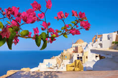 希腊桑托里尼岛上的Oia村，天气晴朗，前面是紫色的西维利亚.