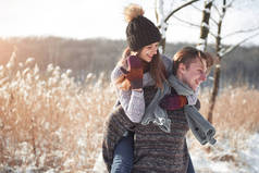 幸福的夫妇一起在外寒假假期里嬉戏雪公园.