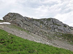 瑞士Schwyz州Innerthal市Wagital或Waegital山谷和Wagitalersee高山湖(Waegitalersee)上方的高山Diethelm峰