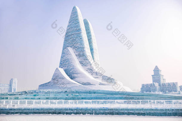 <strong>哈尔滨国际</strong>冰雪雕节是中国<strong>哈尔滨</strong>一年一度的冬季节。这是世界上最大的<strong>冰雪节</strong>.