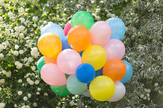 街上有一堆彩色气球.恭喜你放假了.