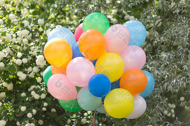 街上有一堆彩色气球.恭喜你<strong>放假</strong>了.