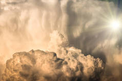 暴风雨前的大积云和太阳，自然背景