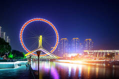 天津摩天轮，在黄昏时分的天津眼睛夜现场城市景观。天津市最现代、 最受欢迎的地标.