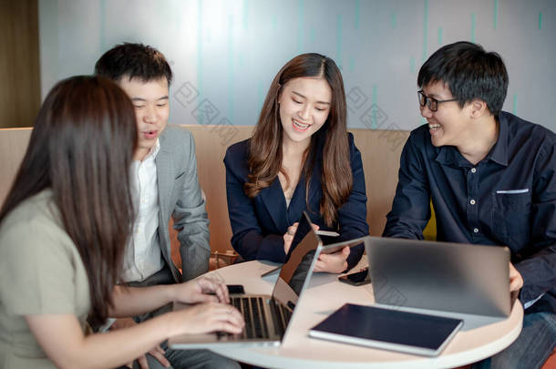 业务<strong>会议</strong>和团队合作的概念.讨论项目报告的亚洲同事在工作场所使用笔记本电脑和数字平<strong>板</strong>电脑。同事在办公室<strong>会议</strong>室集思广益的想法.