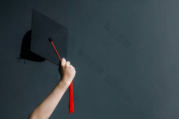 在白板上举起双手，戴上<strong>毕业</strong>帽。庆祝教育<strong>毕业</strong>生成功学习的理念