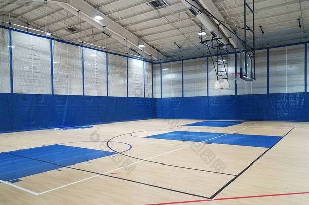 篮球场，体育馆或体育馆有篮筐和木地板