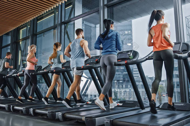 跑步机跑步、健美运动的运动员团体。现代体育运动中的男女运动员积极参加现代体育运动的训练。健身俱乐部的运动健美人士.