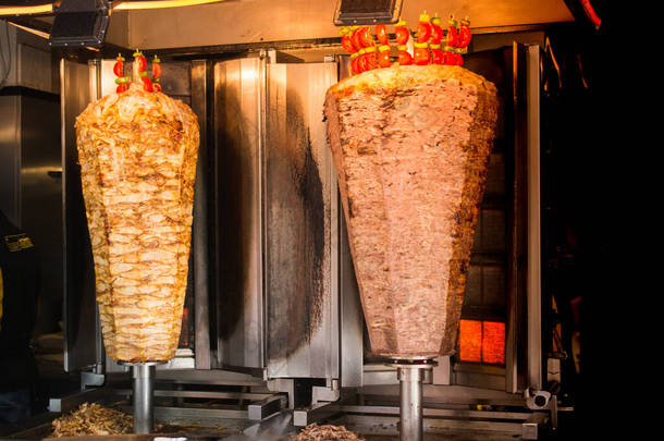传统土耳其食品Doner Kebab 。吐司倾斜<strong>烤面包</strong>机<strong>烤面包</strong>机