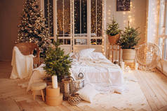 舒适的灯光室，有一张圣诞风格的床垫床和圣诞树