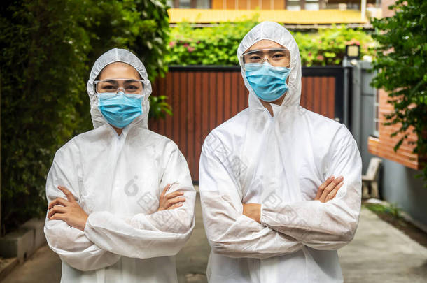 为安全起见，亚洲医生、男<strong>护士</strong>和女<strong>护士</strong>身穿个人防护装备或个人防护装备，戴着医疗面罩，在家中为病患者提供安全保护