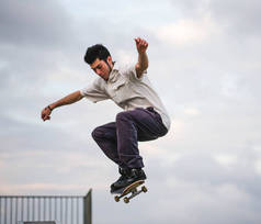一个年轻的白人男子在溜冰场玩滑板把戏