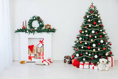 圣诞树松树与壁炉内部的房子新年装饰花环礼物