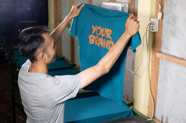 持T恤衫印刷的亚洲男性工人