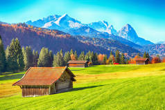 温格布鲁克湖附近高山草甸的壮丽景色,背景上有木屋和祖格斯皮策山脉.地点：Geroldsee, Krun, Bavarian Alps, Germany, Europe