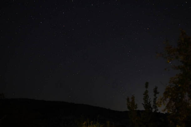 八月夜晚的黑暗中,天空一片星空.很好的背景.