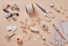 缝纫用材料和附件.织物,针头,螺纹,钮扣,顶视图
