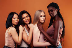 享受下载预览年轻漂亮的亚洲人，高加索人，非洲女人摆出愉快的样子，有着棕色背景，生活方式多样化的民族观念