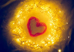 红心在花环里，灯火通明，情人节，爱的象征