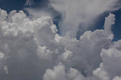 从飞机窗上看到的云彩