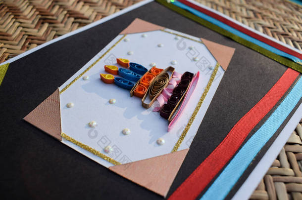 手工制作的生日贺卡，由复杂的生日<strong>蛋糕</strong>与蜡烛设计制成