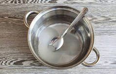 把糖浆煮沸.把100毫升的水倒入平底锅.用水，加4汤匙。糖与滑动。放适量的热.煮到糖浆变色.
