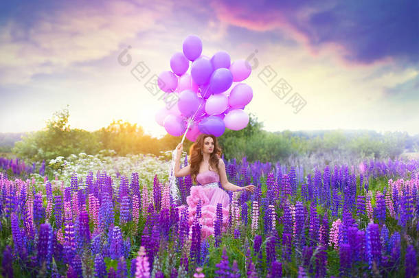 一个穿着华丽的粉色球衣，手里拿着气球的小女孩，背对着一片盛开的紫色和粉色的羽衣和夕阳西下的天空.