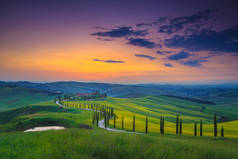 托斯卡纳美丽的夏日五彩缤纷的日落.意大利托斯卡纳Asciano, Tuscany, Europe