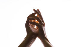 手创造魔法，或祈祷光明从上方降临到手上。手掌之间的光芒.