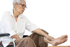 亚洲老年妇女按摩脚踝和脚，老年人有脚气病、抽筋、脚麻木、脚趾关节疼痛、周围神经病变、踝骨疼痛和肿胀、腿肌肉无力