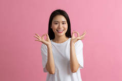 手部可做手势的女性画像，用粉色隔开