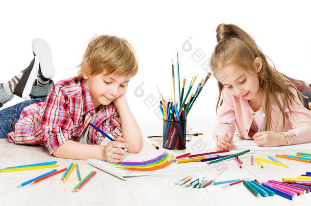 儿童绘画和绘画。儿童创意发展。学龄前儿童教育和在白人背景下的积极游戏