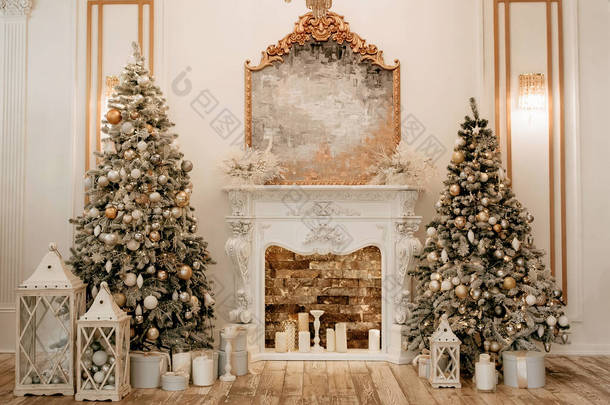 大厅两侧有两棵装饰过的圣诞树，中间有一个壁炉。圣诞和新年与丰富的传统家居装饰。圣诞礼物盒和圣诞玩具中的蜡烛